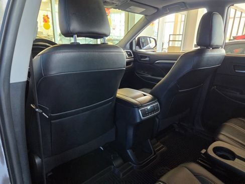Used 2019 Toyota Highlander SE AWD/4WD image 19