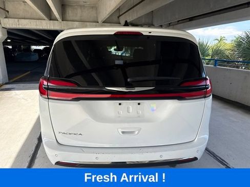 Used 2024 Chrysler Pacifica Touring FWD image 18