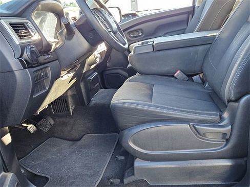 Used 2019 Nissan Titan SV image 4