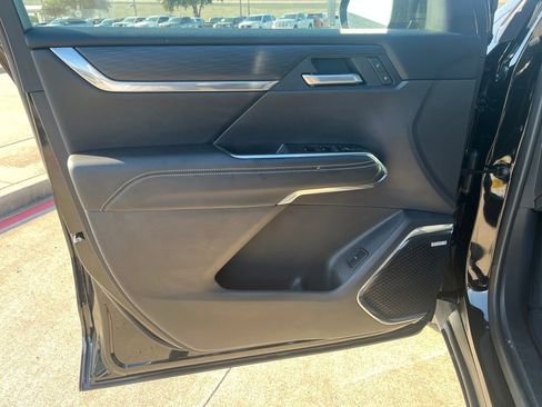 Used 2025 GMC Acadia Elevation image 13