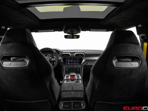 Used 2024 Lamborghini Urus Performante AWD/4WD image 30