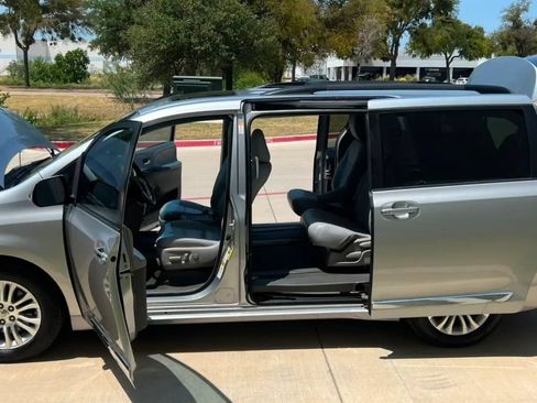 Used 2015 Toyota Sienna XLE w/ XLE Navigation Package FWD image 16