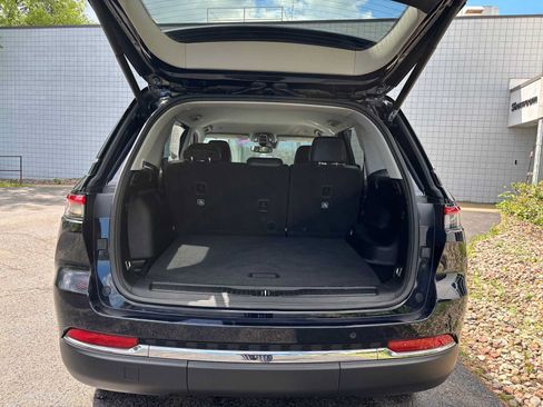 Used 2023 Jeep Grand Cherokee Limited w/ Trailer Tow Prep Group (B) AWD/4WD image 6