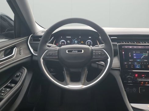 Used 2024 Jeep Grand Cherokee Limited w/ Black Appearance Package image 24