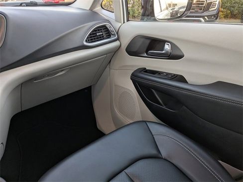 Used 2024 Chrysler Pacifica Touring-L image 17
