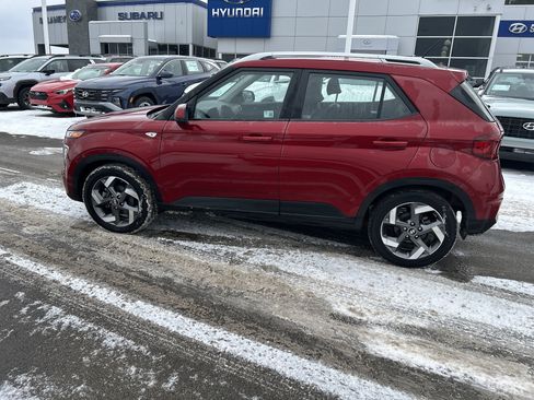 Used 2025 Hyundai Venue Limited image 20