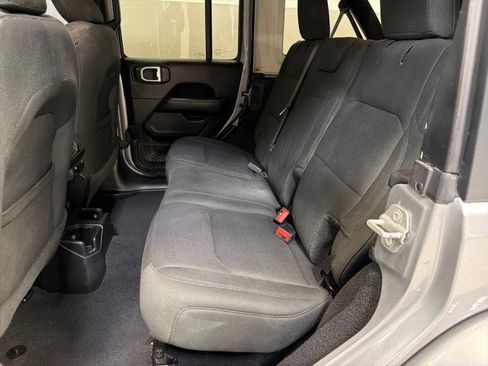 Used 2020 Jeep Wrangler Unlimited Sahara image 32