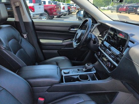 Used 2025 Nissan Pathfinder SL AWD/4WD image 10