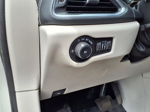 Used 2021 Chrysler Pacifica Limited w/ Uconnect Theater Family Group FWD image 13