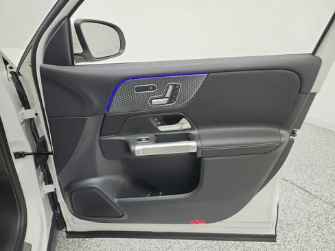 Used 2025 Mercedes-Benz GLB 250 image 20