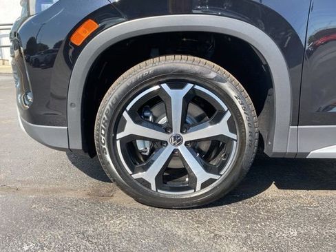 New 2025 Volkswagen Tiguan SE image 19