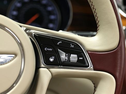 Used 2020 Bentley Bentayga Plug-In Hybrid image 30