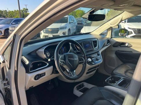 Used 2020 Chrysler Pacifica Touring-L FWD image 23