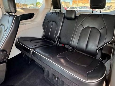 Used 2023 Chrysler Pacifica Limited FWD image 13