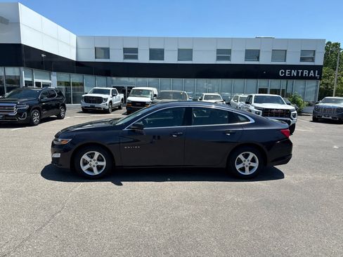 Used 2022 Chevrolet Malibu LS w/ Driver Confidence Package II FWD image 2