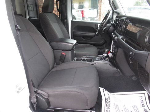 Used 2022 Jeep Gladiator Sport image 9