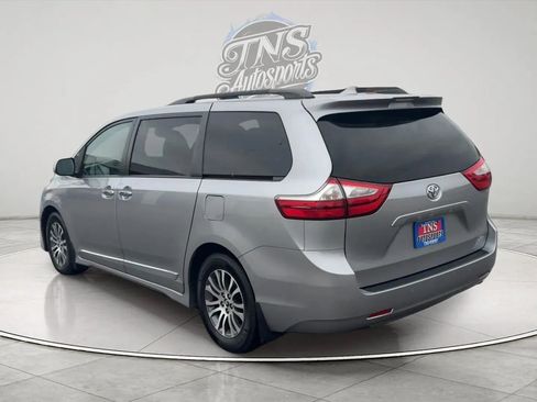 Used 2018 Toyota Sienna XLE image 3