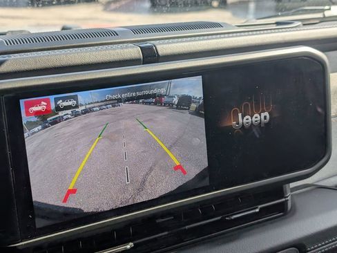 Used 2025 Jeep Wrangler Unlimited Sahara AWD/4WD image 26