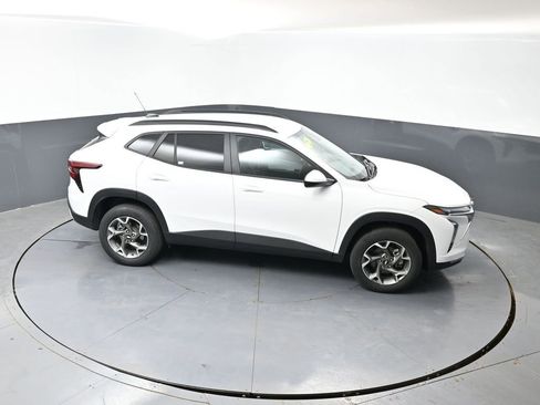 Used 2025 Chevrolet Trax LT FWD image 43