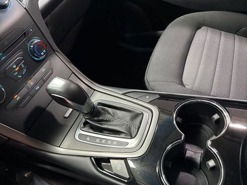 Used 2018 Ford Edge SE image 18