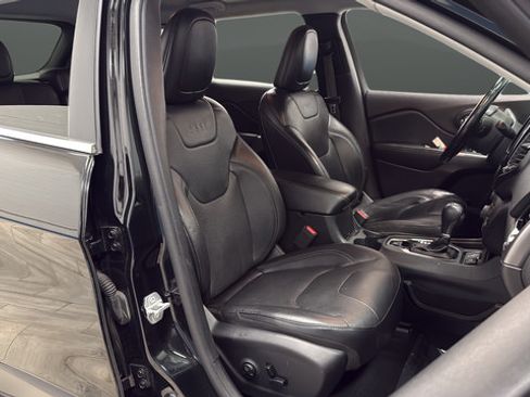 Used 2020 Jeep Cherokee Limited FWD image 24
