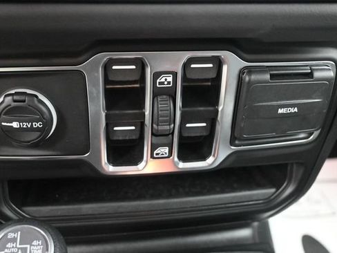 Used 2025 Jeep Wrangler Unlimited Sahara AWD/4WD image 12