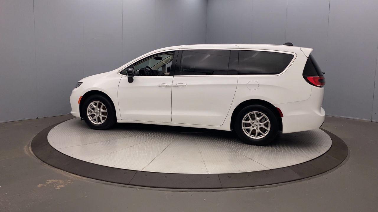 Used 2024 Chrysler Pacifica Touring-L FWD image 2