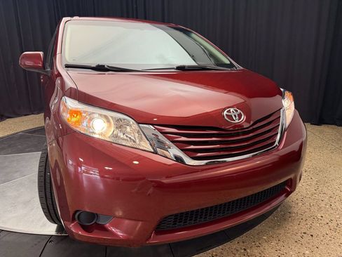 Used 2015 Toyota Sienna LE FWD image 12