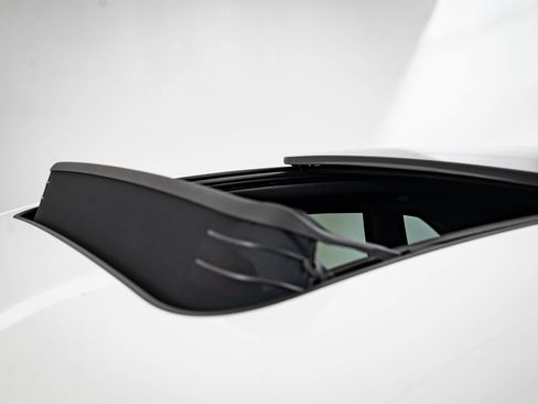 Certified 2025 Porsche Macan Turbo image 14