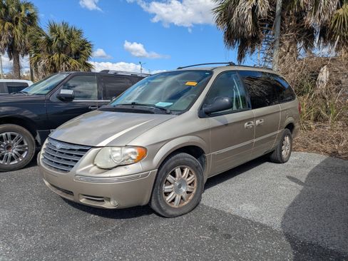 Used 2005 Chrysler Town & Country Touring w/ Luxury Group image 6