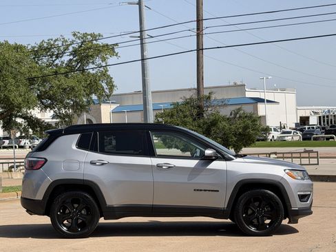 Used 2019 Jeep Compass Latitude FWD image 3