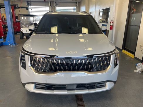 Used 2025 Kia Carnival EX image 10