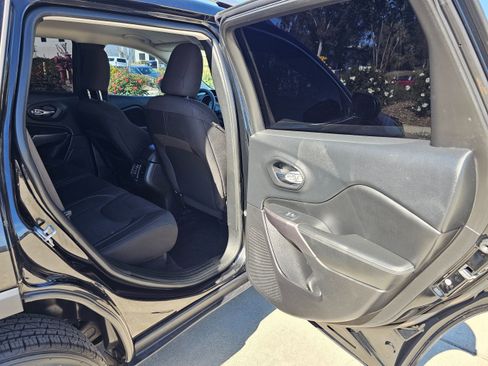 Used 2019 Jeep Cherokee Latitude w/ Popular Appearance Group image 26