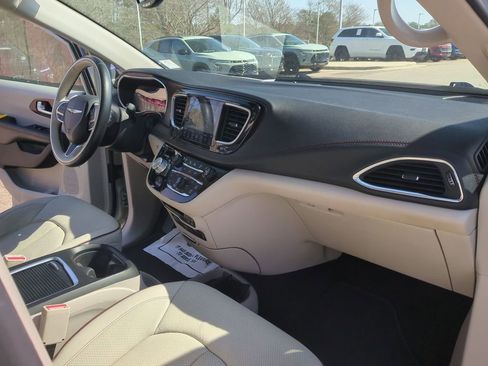 Used 2019 Chrysler Pacifica Limited w/ Tire & Wheel Group image 29