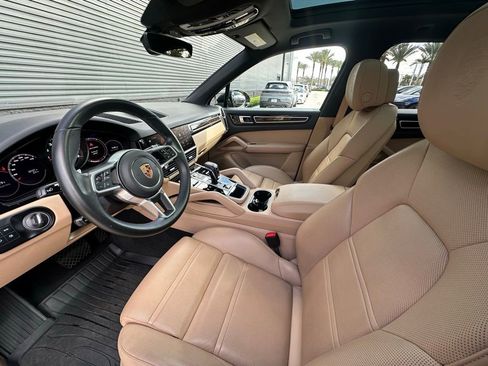 Certified 2023 Porsche Cayenne Platinum Edition image 4