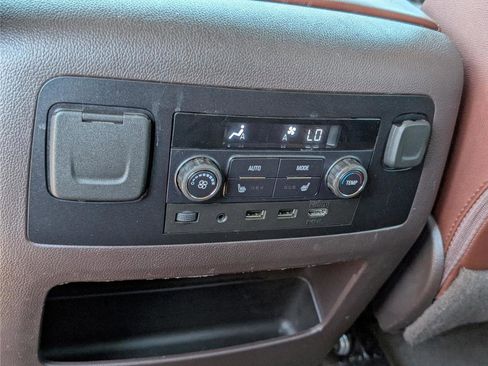 Used 2018 Chevrolet Suburban Premier AWD/4WD image 19