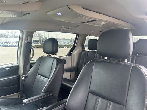 Used 2016 Chrysler Town & Country Touring-L w/ Driver Convenience Group image 11