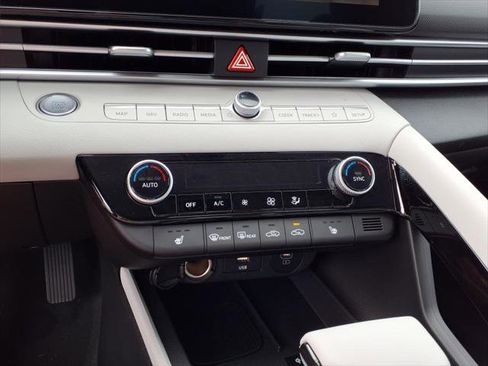 New 2025 Hyundai Elantra Limited image 23