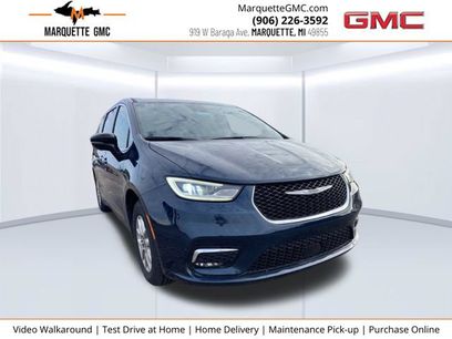 Used 2025 Chrysler Pacifica Select