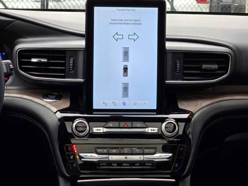 Used 2023 Ford Explorer Platinum w/ Technology Package image 31