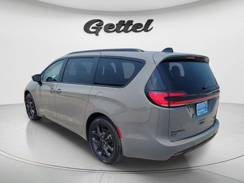 Used 2025 Chrysler Pacifica Limited FWD image 7