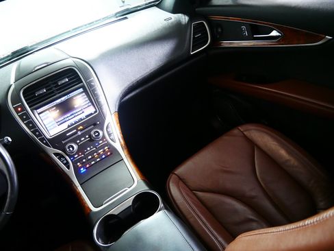Used 2016 Lincoln MKX Reserve w/ Technology Package FWD image 11