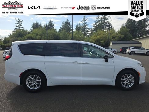 Used 2024 Chrysler Pacifica Touring-L FWD image 5