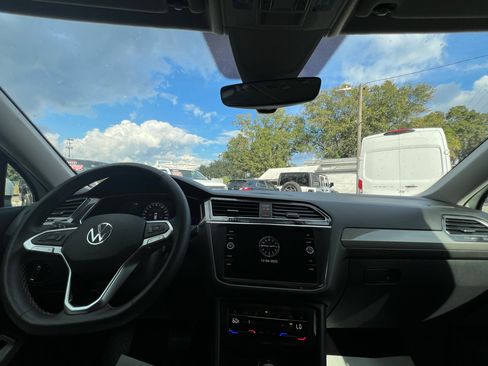 Used 2024 Volkswagen Tiguan SE image 15