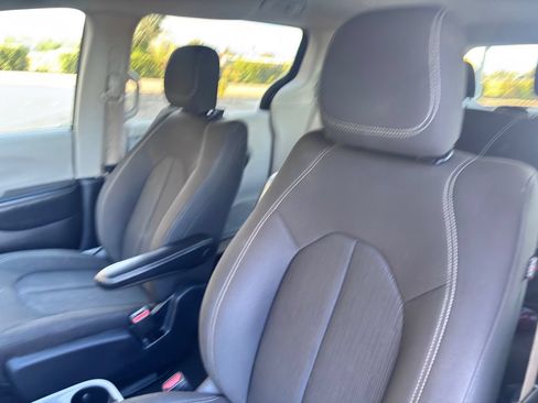 Used 2020 Chrysler Voyager L FWD image 26