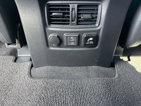 Used 2024 Nissan Titan SV w/ SV Convenience Package image 10