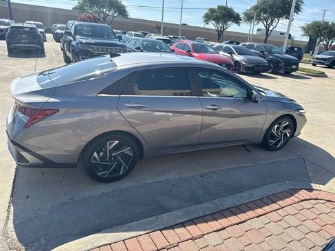 Certified 2024 Hyundai Elantra Limited FWD image 8