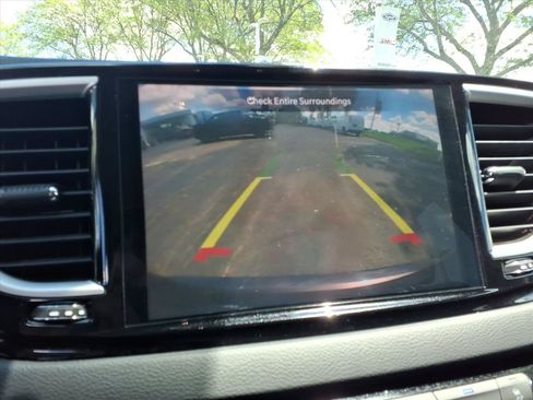 Used 2023 Chrysler Pacifica Touring-L FWD image 10