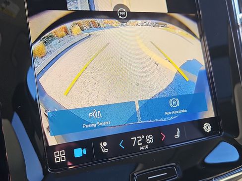 Used 2025 Volvo XC40 B5 Ultra w/ Climate Package image 8