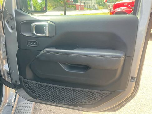Used 2018 Jeep Wrangler Unlimited Sahara AWD/4WD image 31